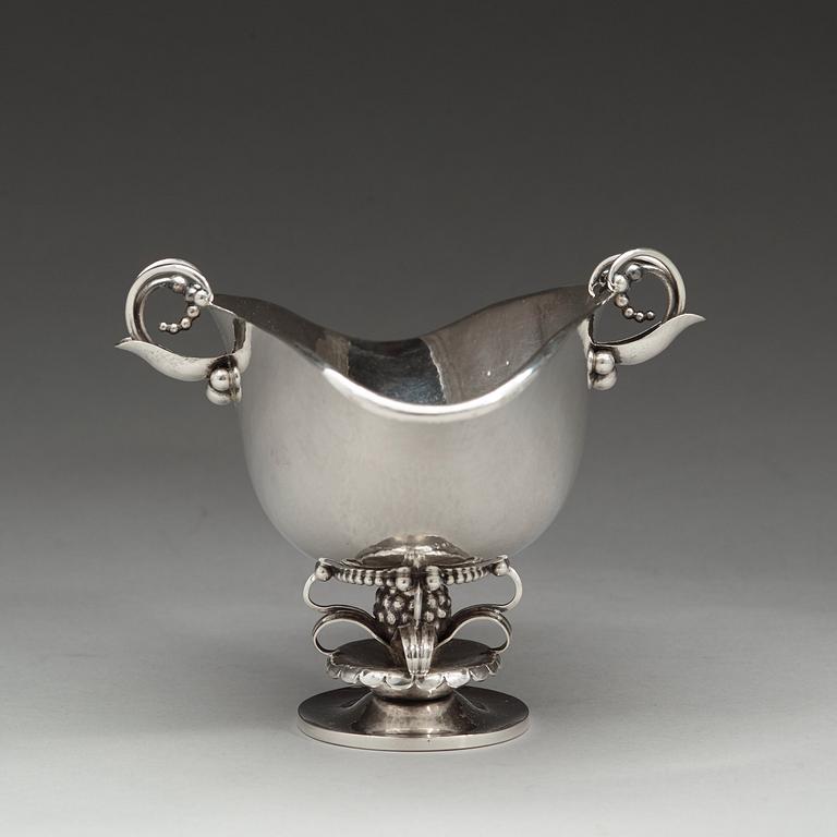 Georg Jensen, såsskål med sked, Köpenhamn 1915-21, 830/1000 silver. Design nr 233 och 141,