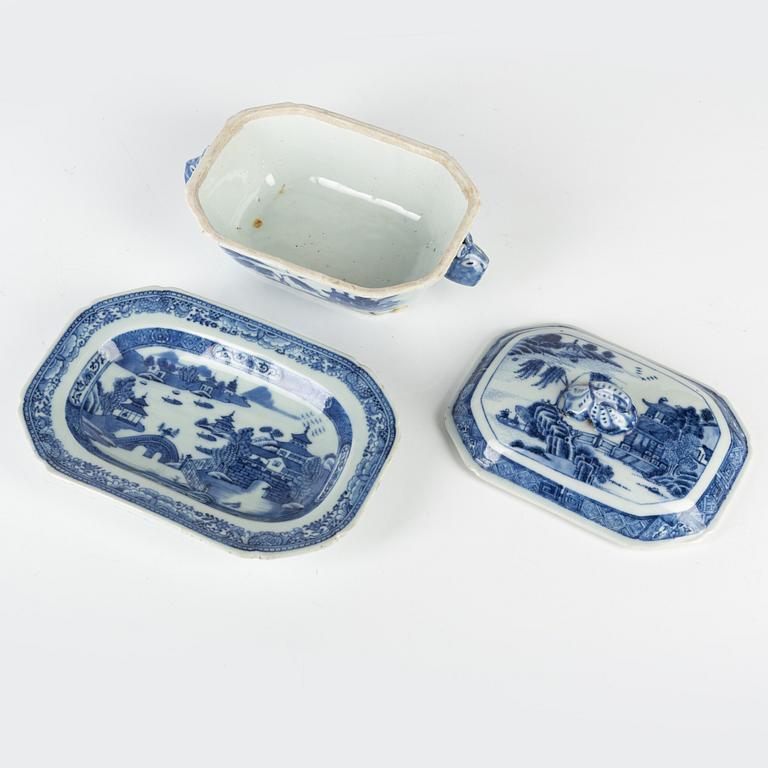 Smörterrin med lock och fat, porslin, Kina, Qingdynastin, Qianlong (1736-95).