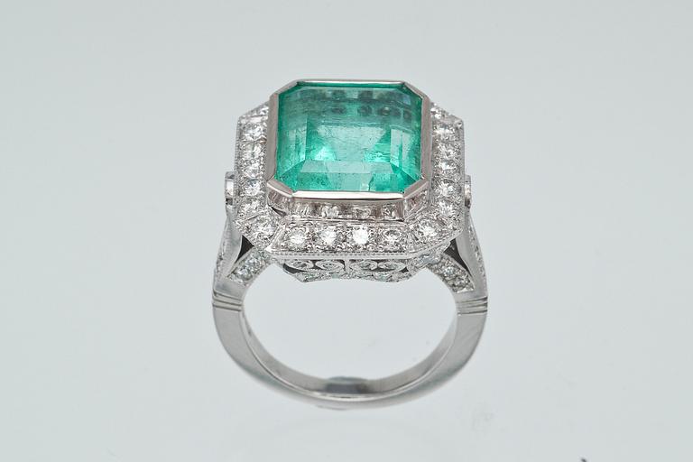 RING, smaragd ca 11,0 ct, diamanter ca 2,25 ct.