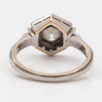 Alexander Tillander, Sormus, art déco tyyli, platinaa, timantteja n. 1.10 ct yht. Helsinki 1900-luvun loppuosa.