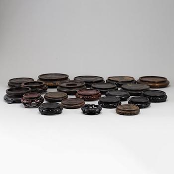 STÄLL, 22 stycken, trä. Kina, främst 1900-tal.