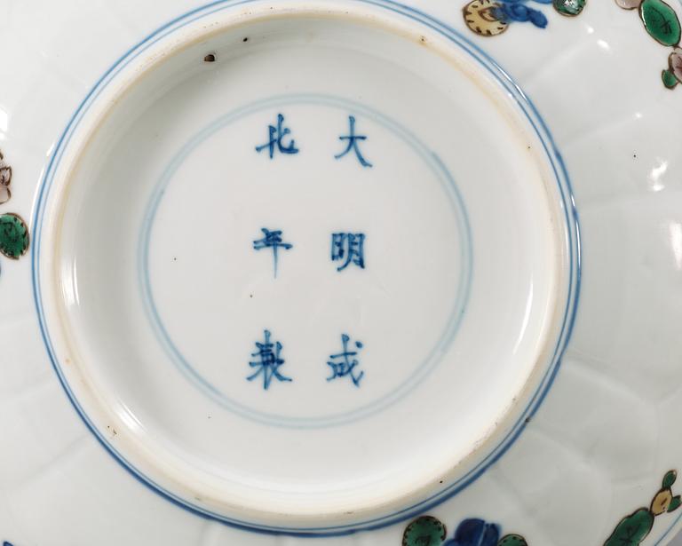 A famille verte dish, Qing dynasty, 17th Century with Chenghuas six character mark.