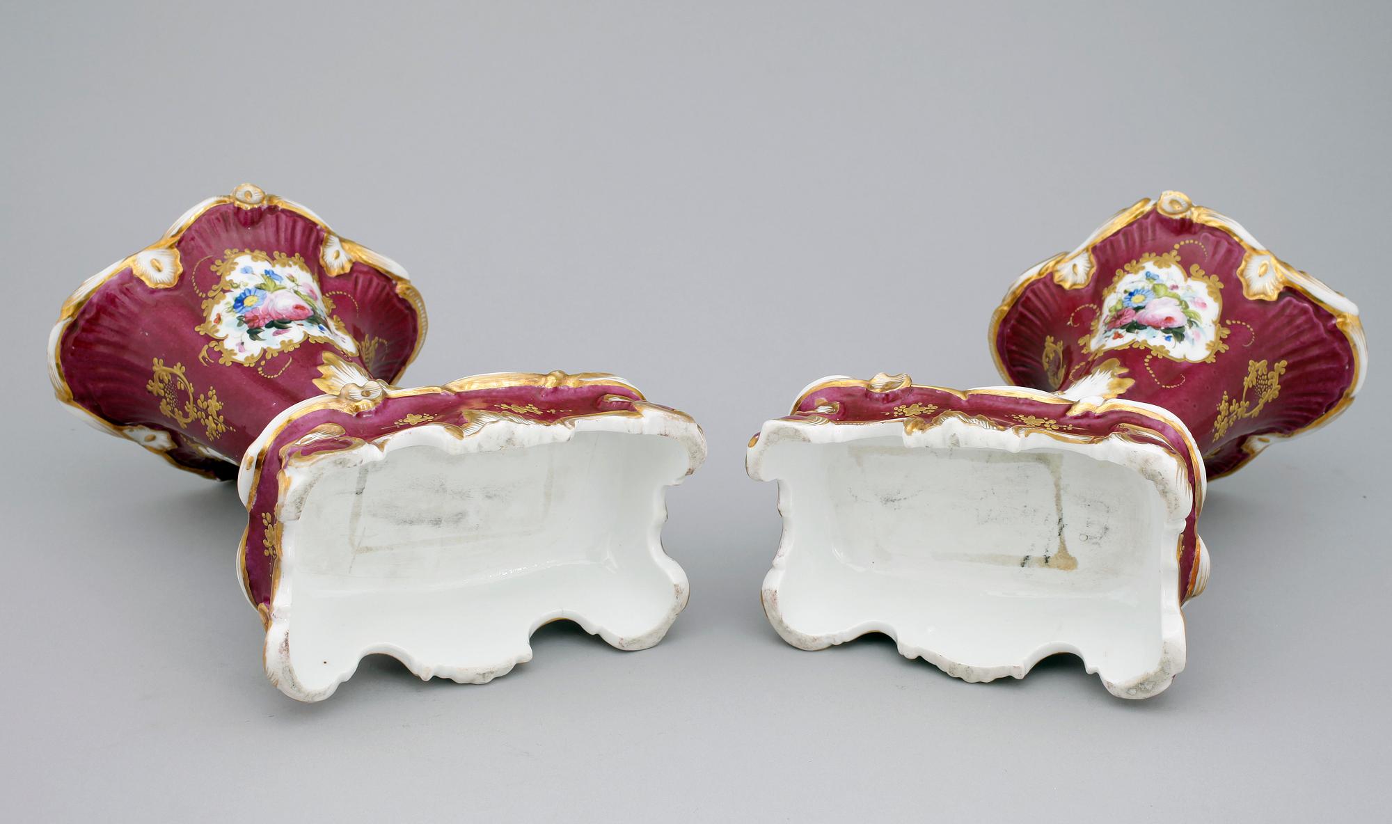 VASER, ett par, porslin, möjl Ryssland, 1800/1900-tal.