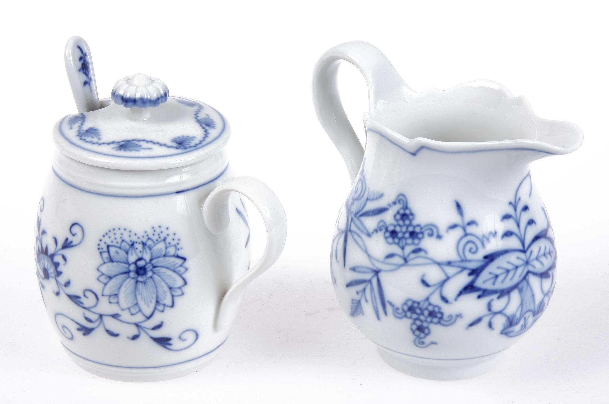 MATSERVIS, 87 delar, porslin, Meissen, lökmönstrad.