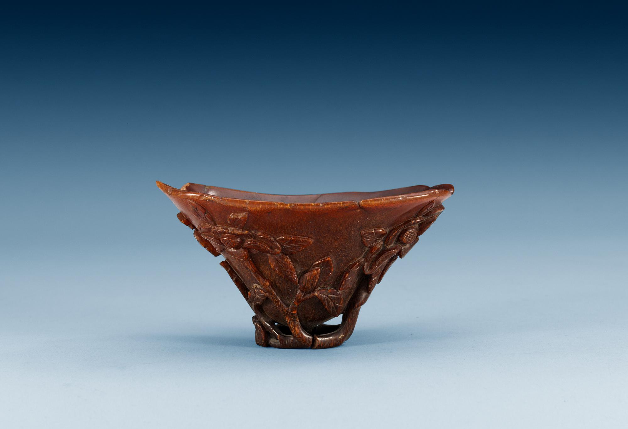 VINOFFERBÄGARE, noshörningshorn. Qing dynastin, Kangxi (1662-1722).