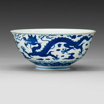 20. A delicate blue and white bowl, Qing dynasty, 18th century, with a four charactere hall mark.