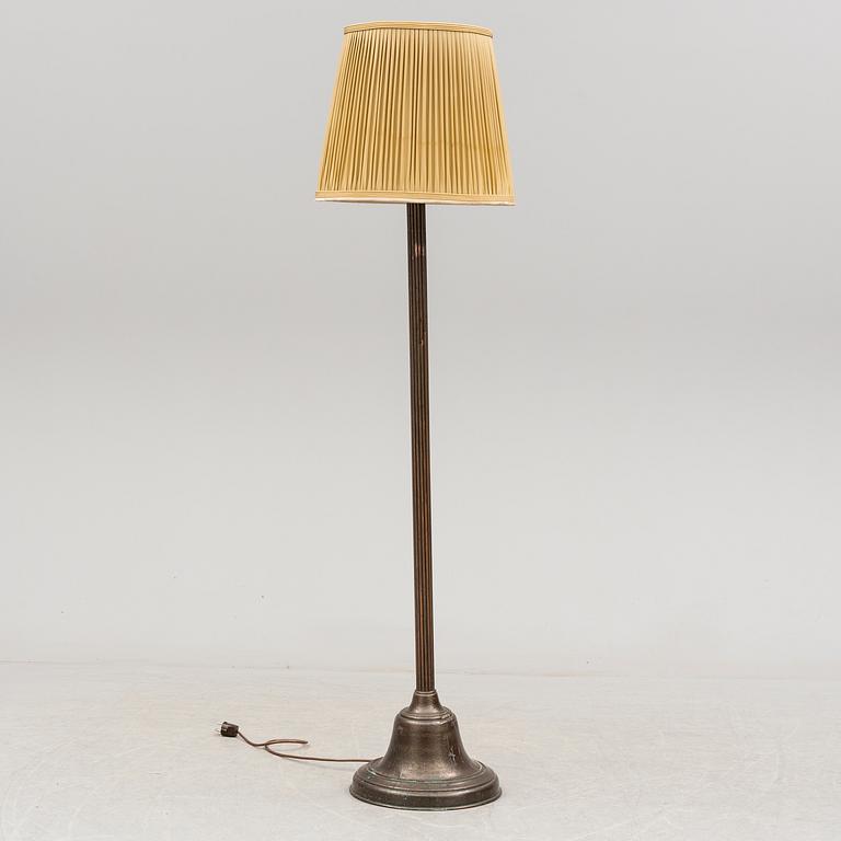 GOLVLAMPA, koppar, 1920-tal.