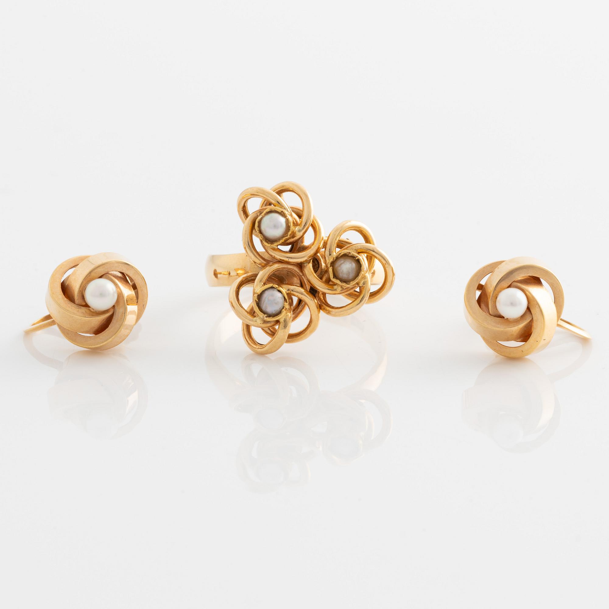 Ring samt ett par örhängen, 18K guld med pärlor.