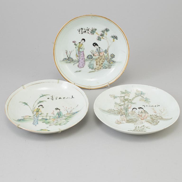 A set of four Chinese famille rose porcelain dishes, 20th century.