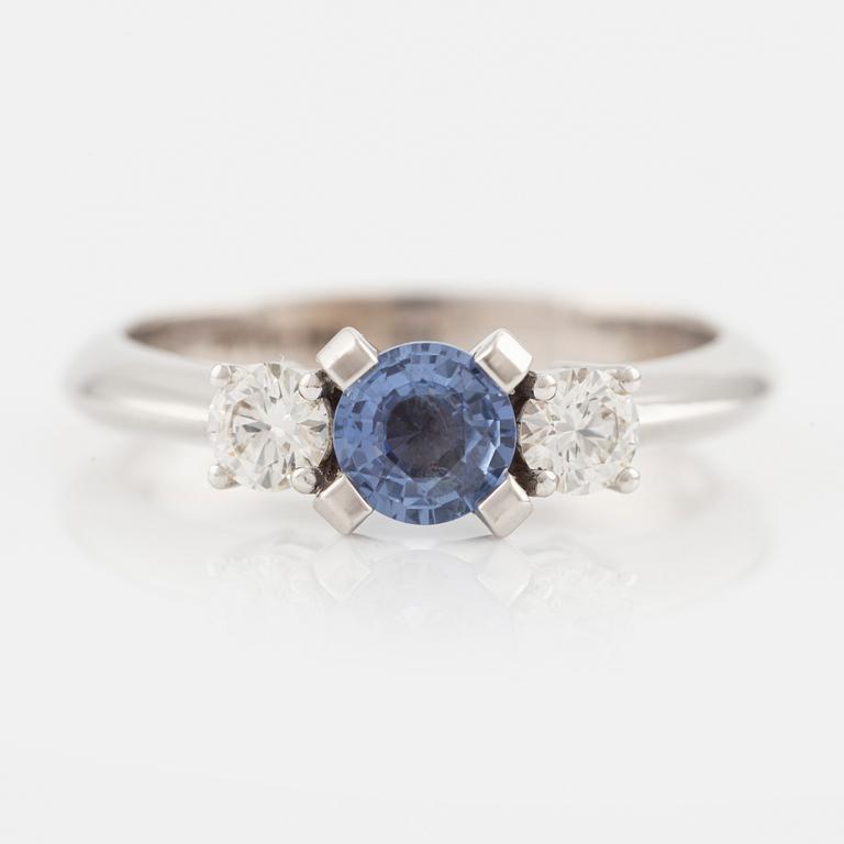 Ring in 14K gold with a faceted sapphire and round brilliant-cut diamonds.