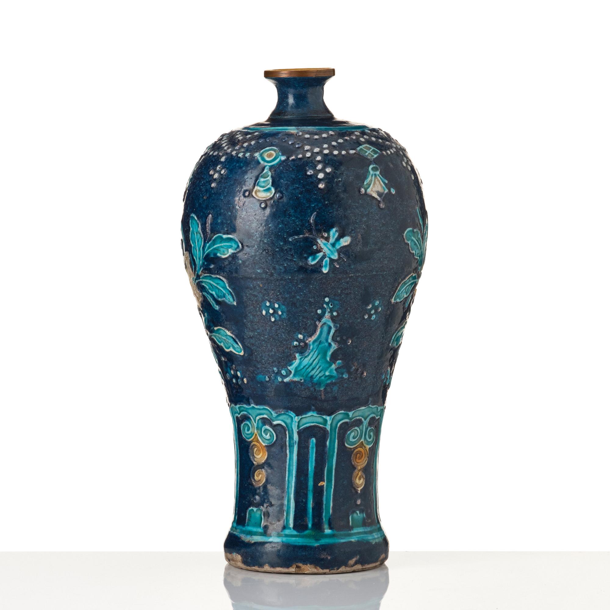 A fahua meiping vase, Ming dynasty (1368-1644).