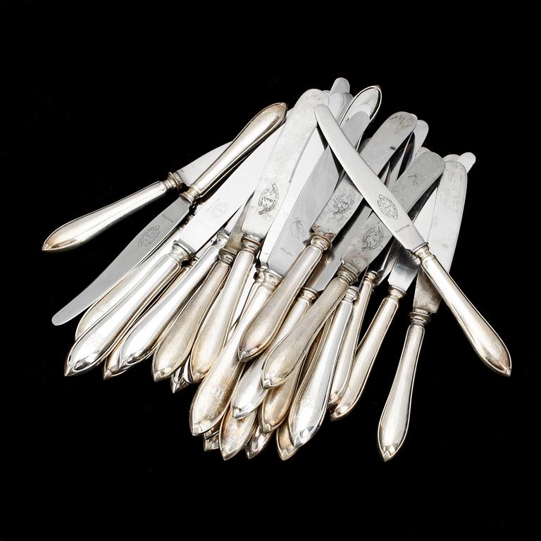 KNIVAR, 30 st, silver och stål, de flesta CG Hallberg Stockholm, MGAB Uppsala, 1939-1950-tal tot.vikt ca1500g.