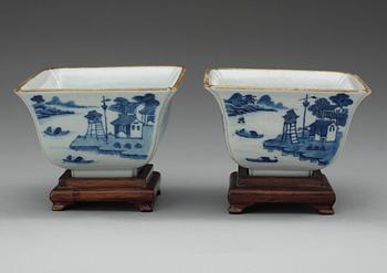 A pair of blue and white bolws. Jiaqing (1796-1820).