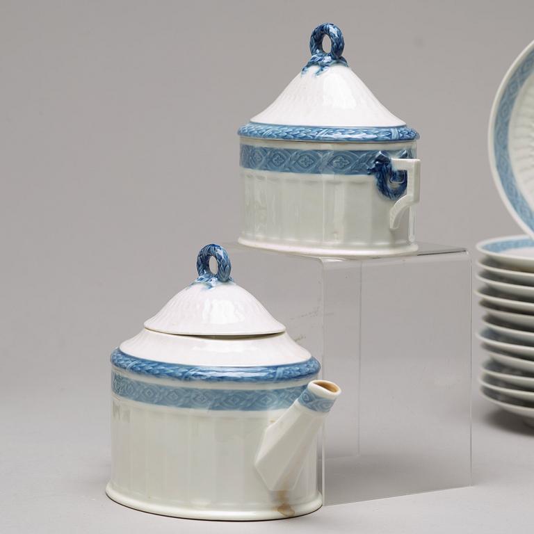 A Royal Copenhagen 'Blå Vifte' tea service, Denmark, 20th Centruy. (26 pieces).