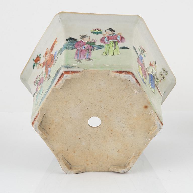 Three porceain flower pots, China, Qing dynasty, second half of the 19th century and around 1900.