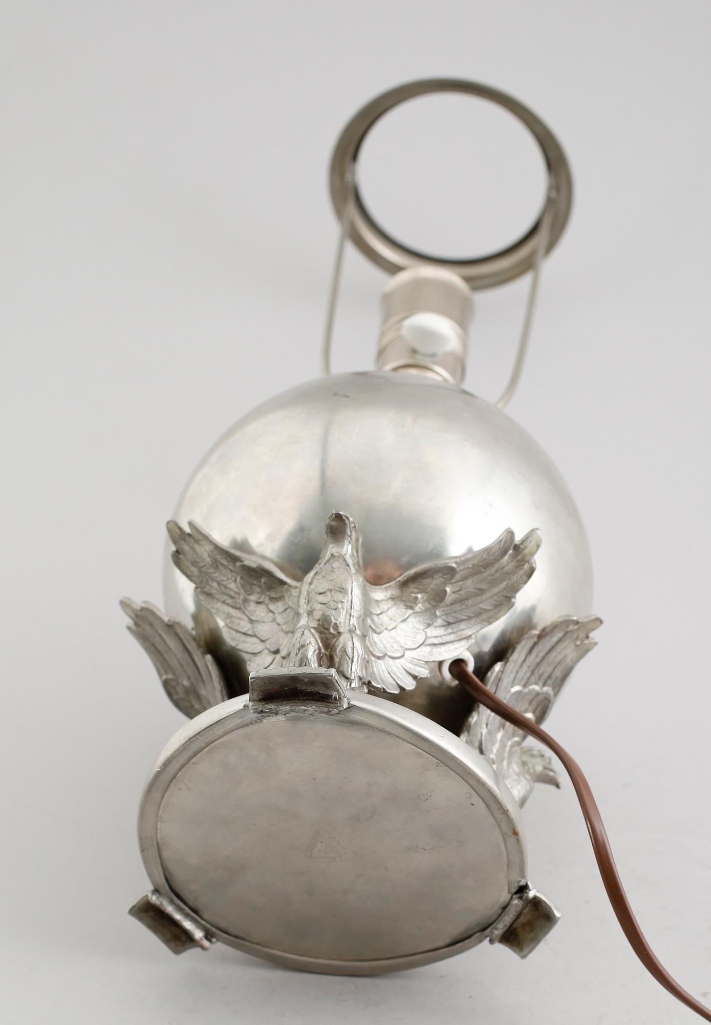 BORDSLAMPA, tenn, 1900-talets första hälft.