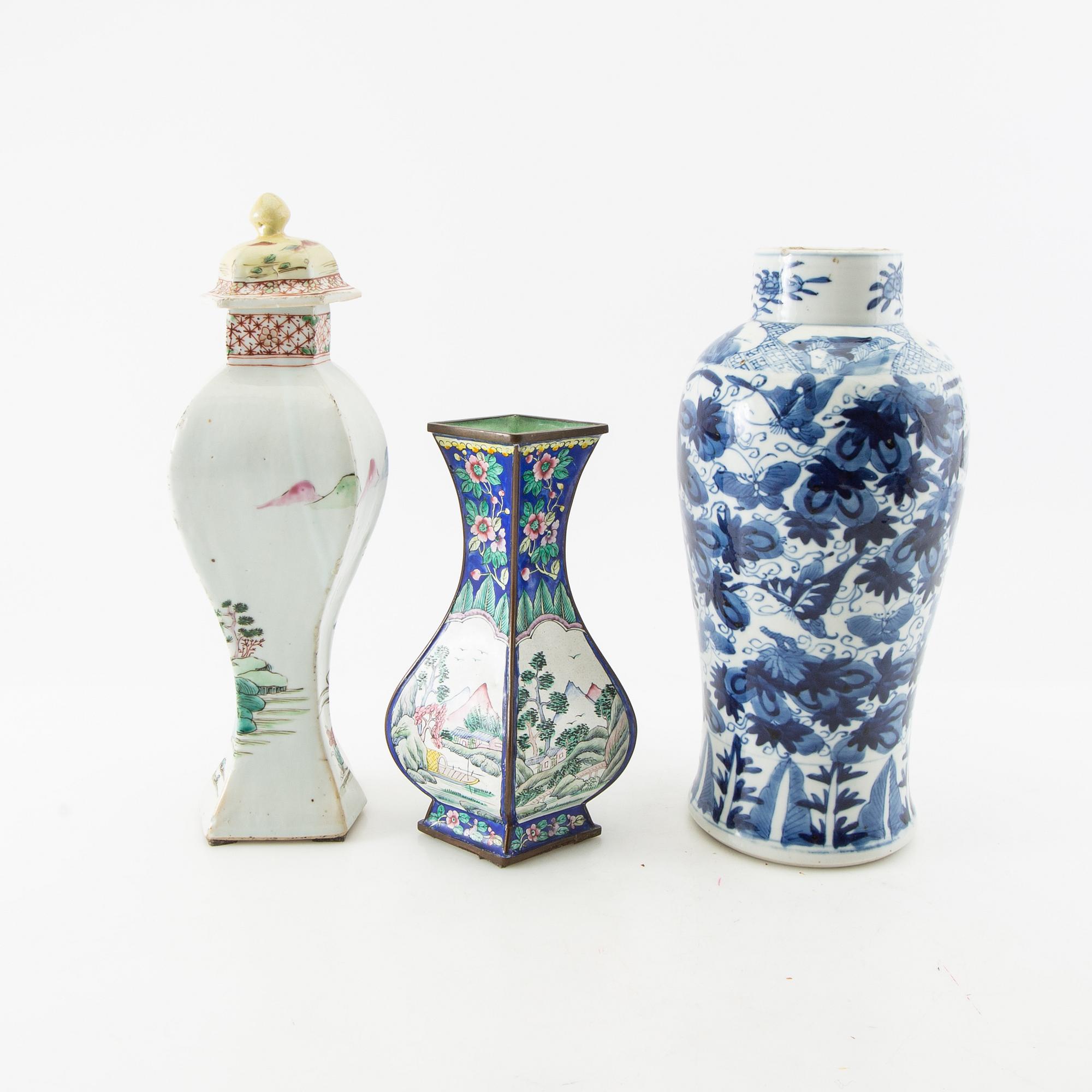 Vaser 3 st Kina 17-900-tal porslin samt emalj.