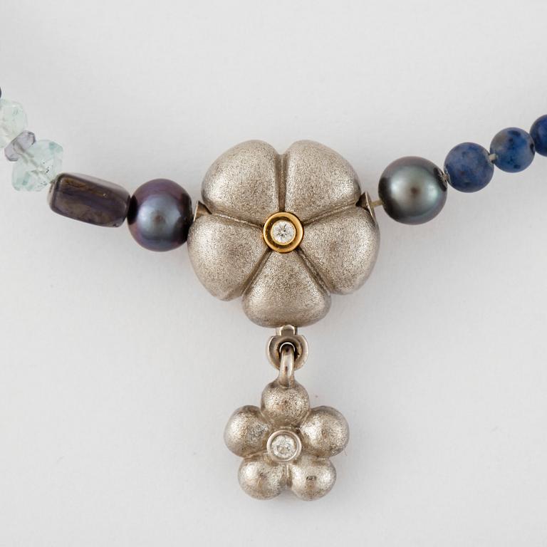COLLIER, Ole Lynggaard, pärlor, lås med berlock 18k vitguld med 3 briljantslipade diamanter.