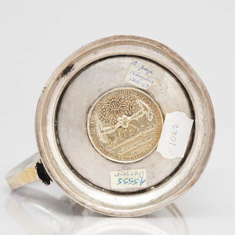 Andreas Junge I, dryckeskanna, delvis förgyllt silver, Königsberg, möjligen 1736.