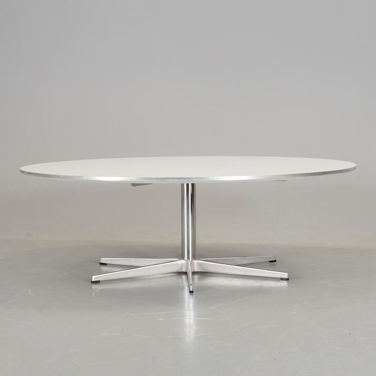 BORD, "A825", Piet Hein, Arne Jacobsen och Bruno Mathsson för Fritz Hansen, 2001.