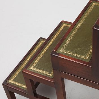 A mahogany library ladder forming a table, England, 20th century.