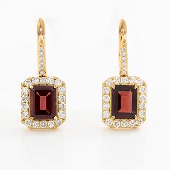 Earrings in 18K gold with garnets and octagonal- and brilliant-cut diamonds.