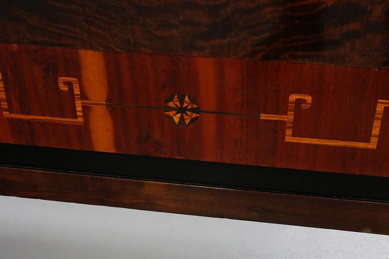 SIDEBOARD, 1900-talets andra kvartal.