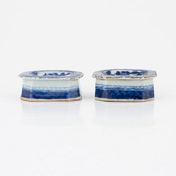 A pair of Chinese blue and white exportporcelain salt cellars, Qing dynasty, 19th century.