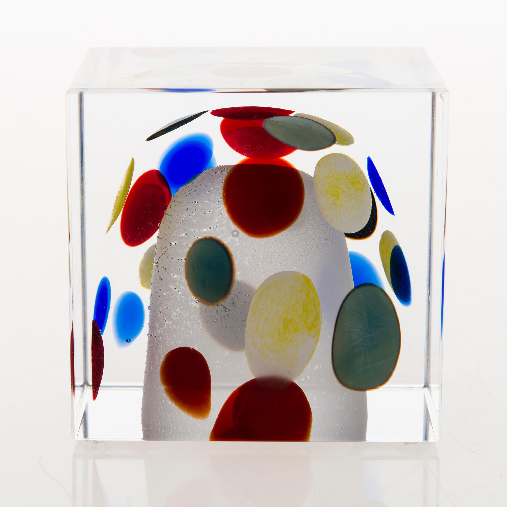 OIVA TOIKKA, An annual glass cube, signed Oiva Toikka Nuutajärvi 2003 and numbered 480/2000.