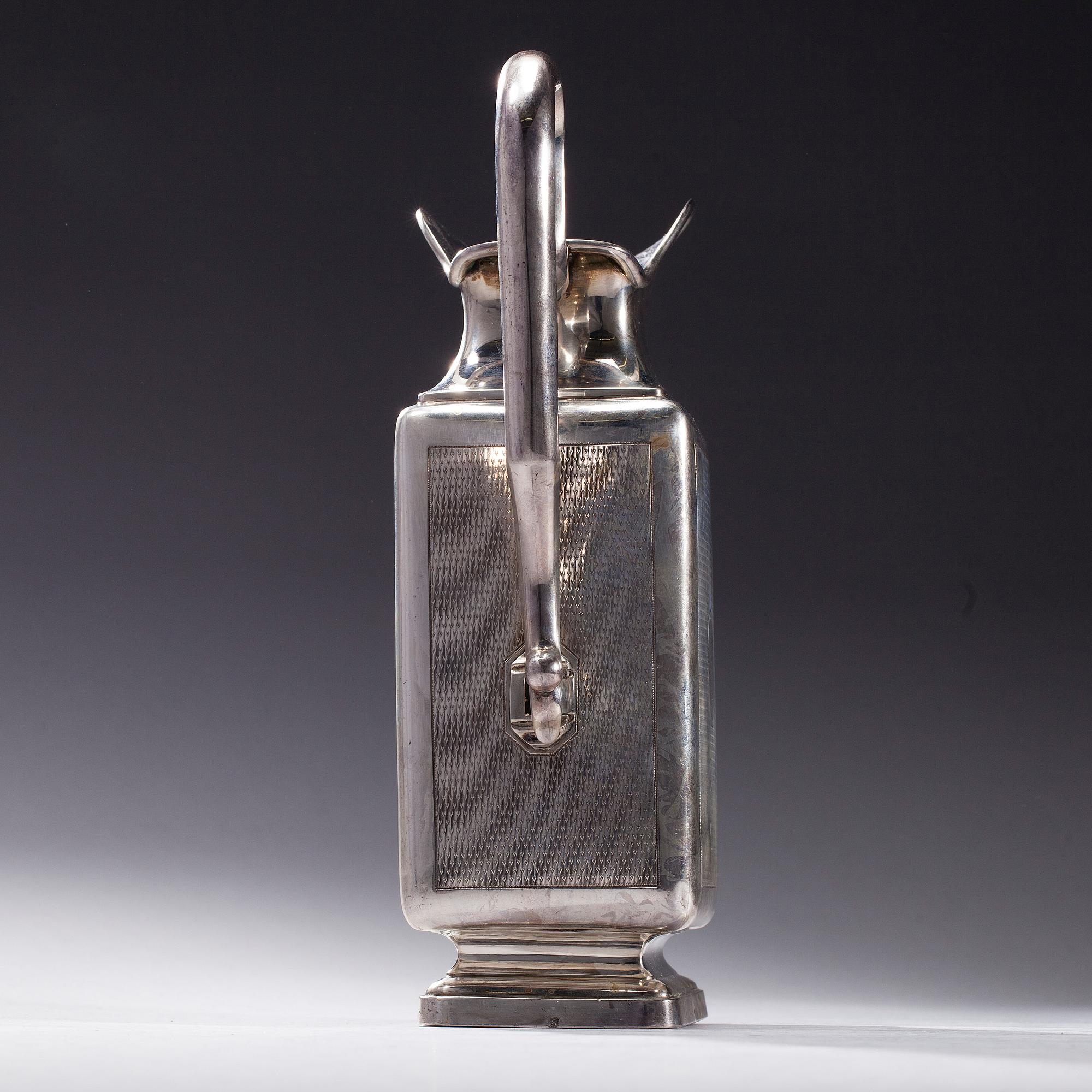 KANNA, silver 950, J. Aimé, Frankrike efter 1838. Vikt 555,8 g.