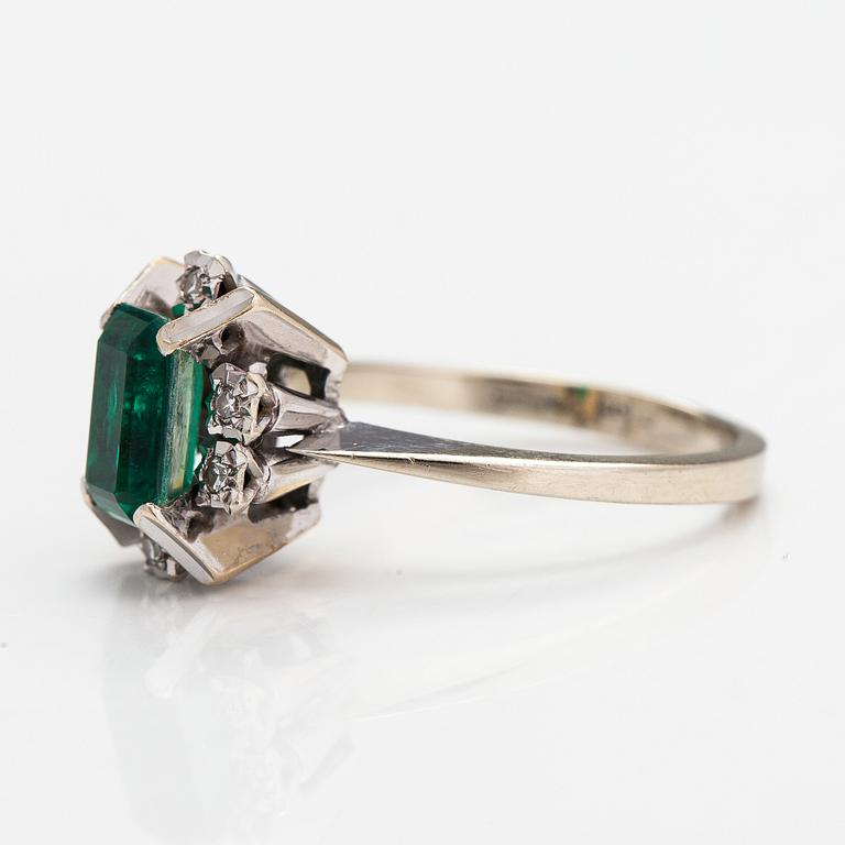 An 18K white gold ring with diamonds ca 0.06 ct in total and emerald triplet.