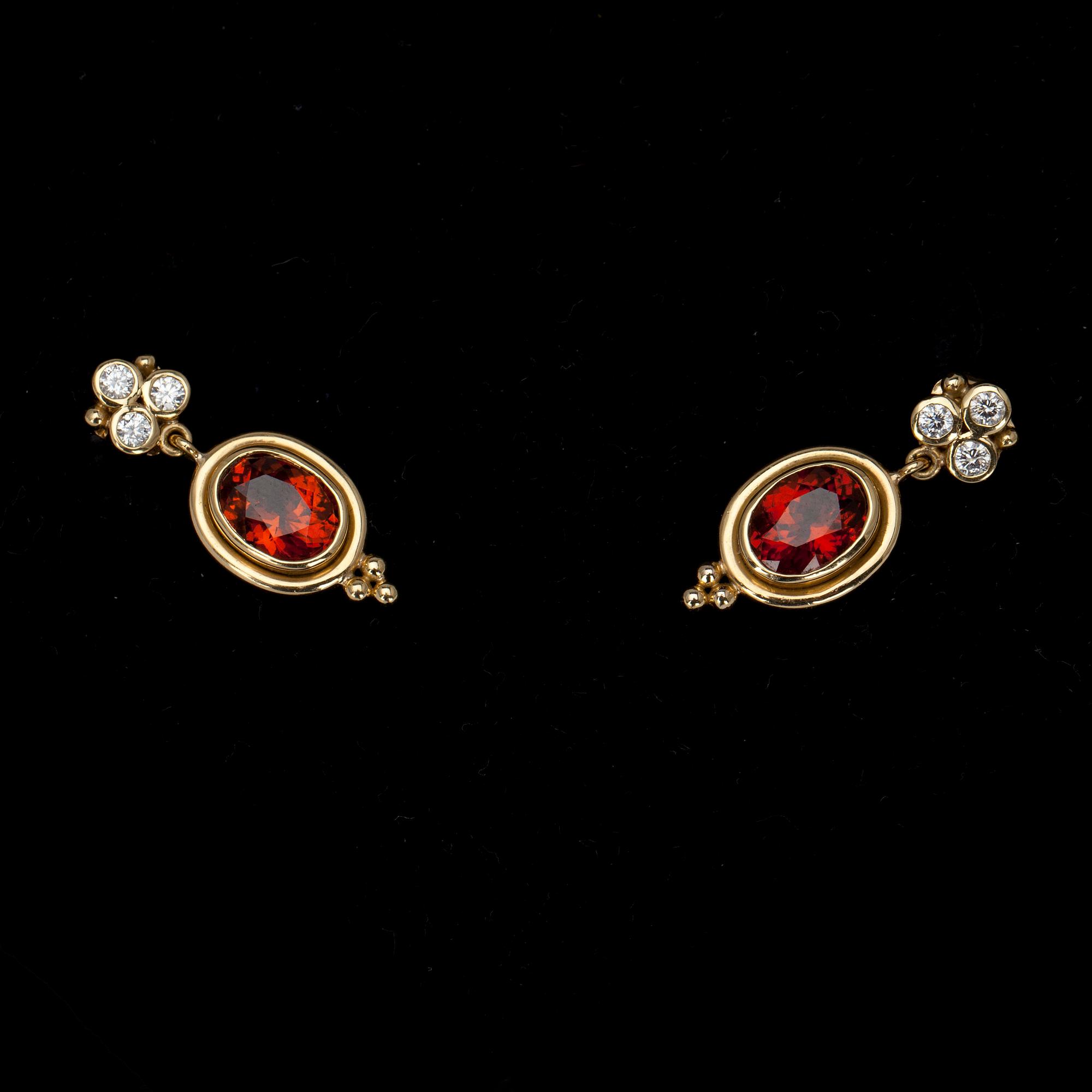 ÖRHÄNGEN, guld 18K, granater 4,4 ct, diamanter ca 0,30 ct, TEMPLE ST. CLAIRE. Vikt 8,0 g.