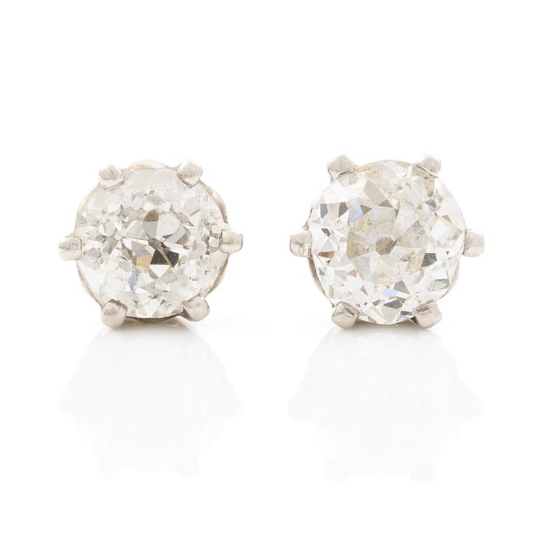 Earrings, a pair, Atelier ajour, platinum with old-cut diamonds.