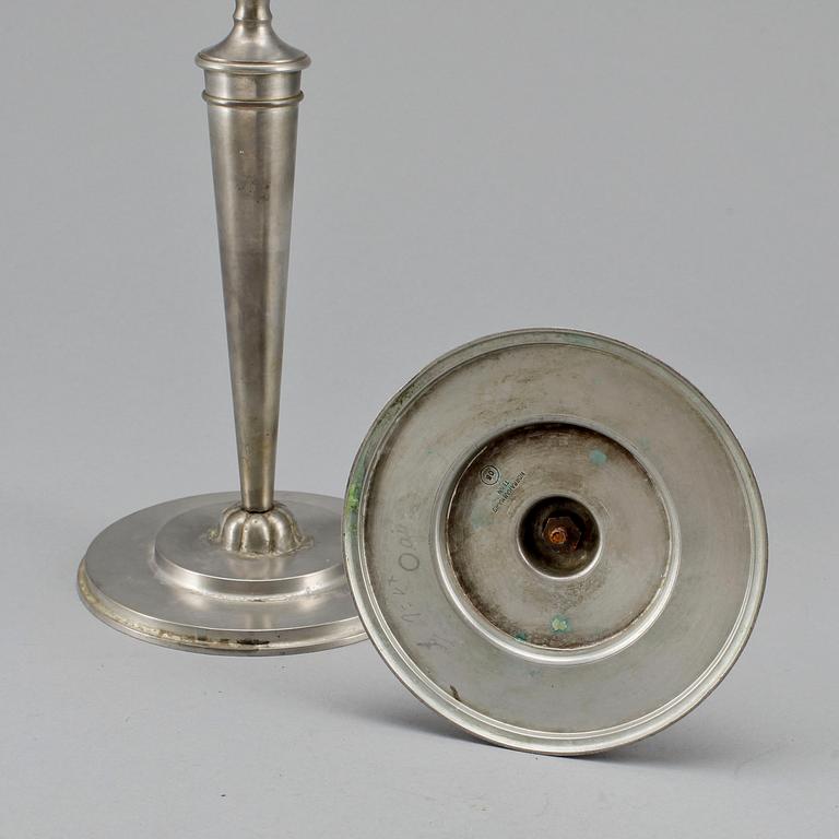 LJUSSTAKAR, ett par, tenn, Erik Fleming, Norrahammars bruk 1930.