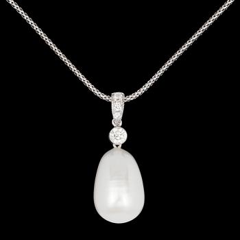 274. A cultured fresh water pearl and brilliant cut diamond pendant, tot. 0.25 cts.