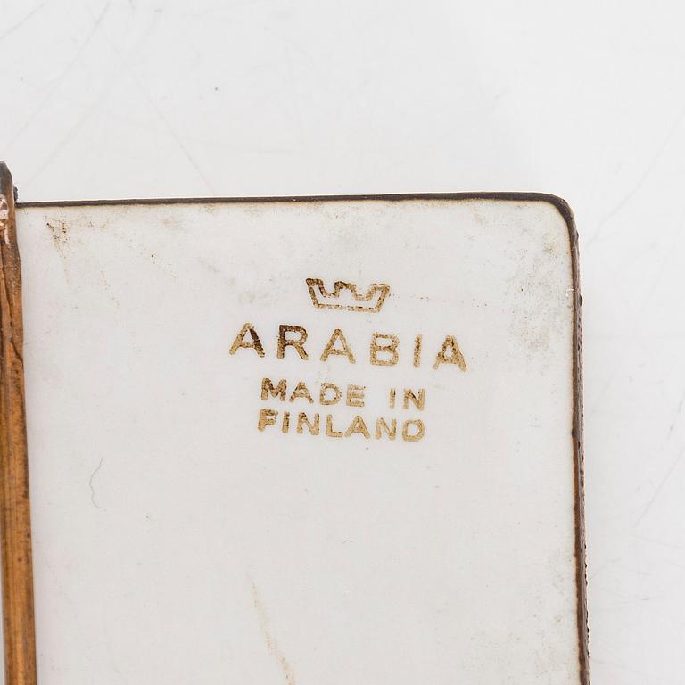 Annikki Hovisaari, reliefi, kivitavaraa, signeerattu AH Arabia.