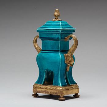 A turquoise glazed 'ding' vase with cover, Qing dynasty, Kangxi (1662-1722).