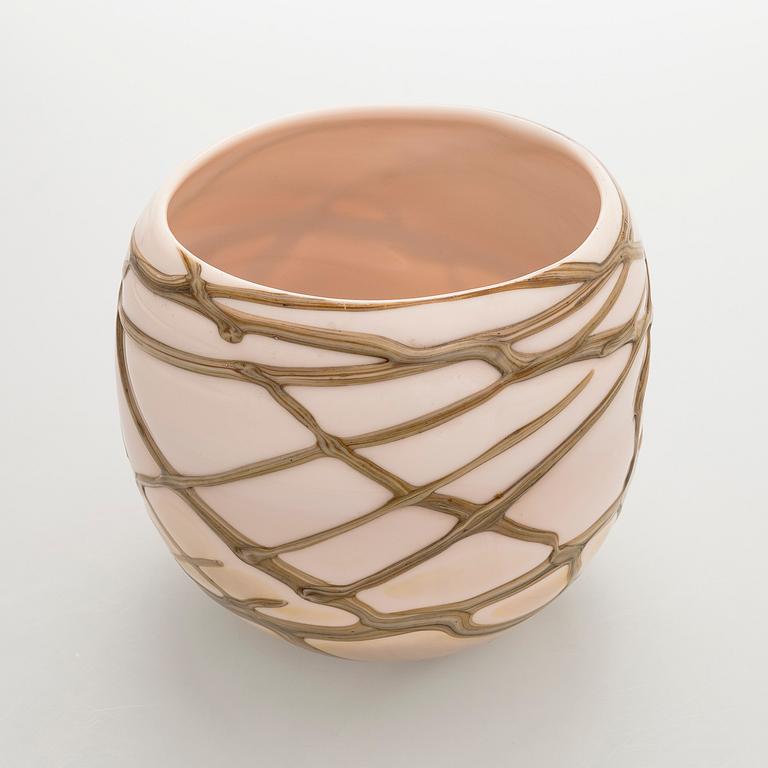 Heikki Orvola, A unique glass bowl, signed Heikki Orvola Nuutajärvi Notsjö, 1978/1979.