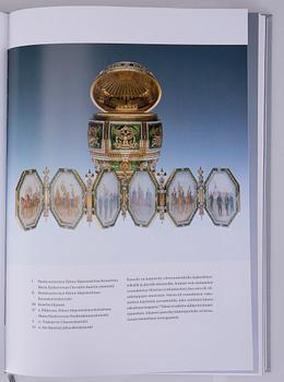BOK, "Fabergé ja hänen suomalaiset mestarinsa" Ulla Tillander-Godenhielm, Tammi, Helsingfors 2008. Numrerad 1800/1680.