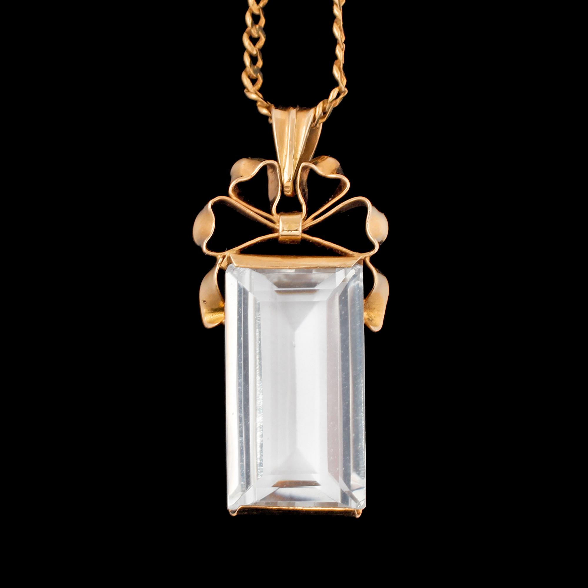 HÄNGE, 18k guld med fasettslipad bergkristall, Stigbert, för Heribert Engelbert, Stockholm, 1943. Vikt 8 g.