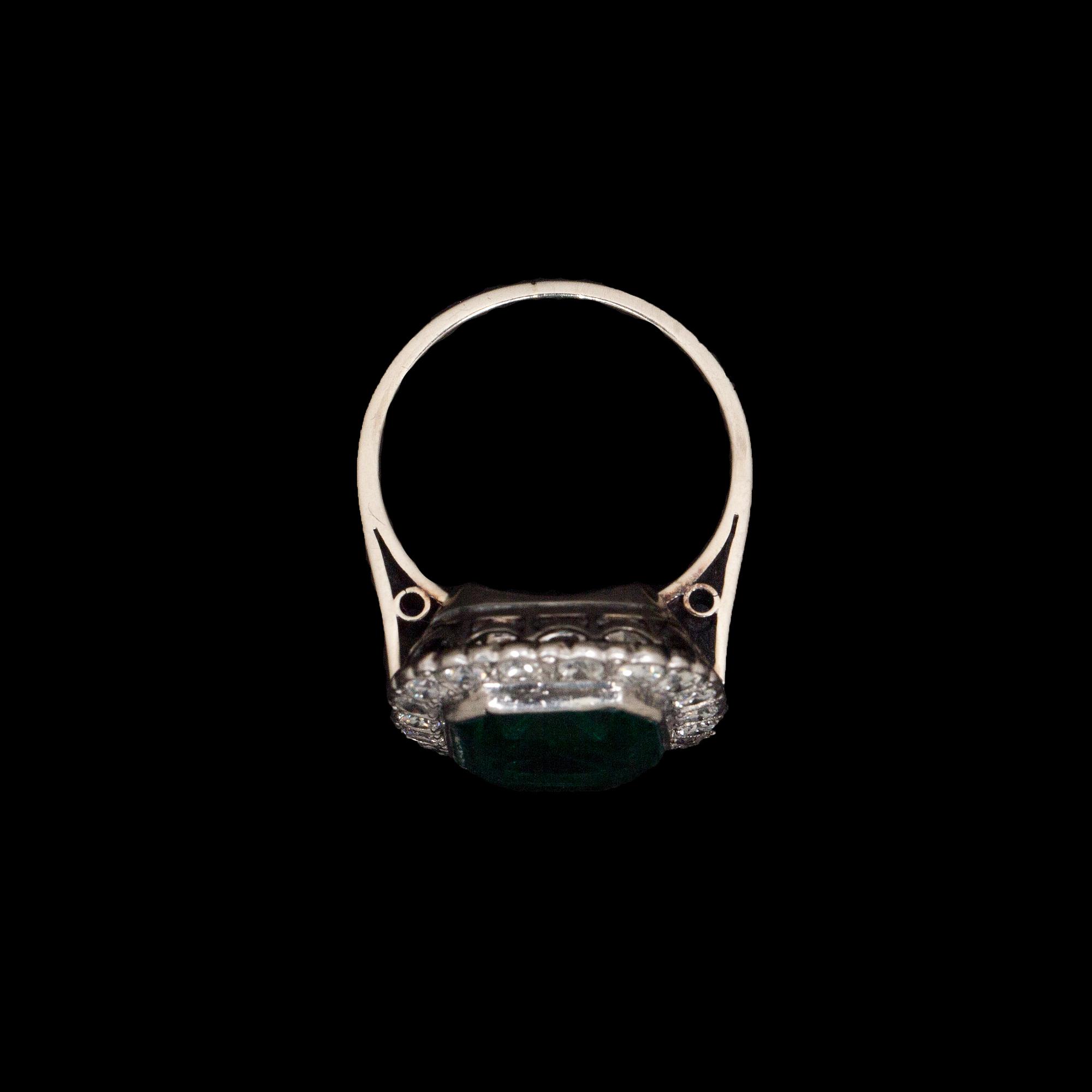 RING, 14 k vitguld med briljantslipade diamanter ca 0,90 samt smaragdslipad smaragd. Vikt ca 8 g.