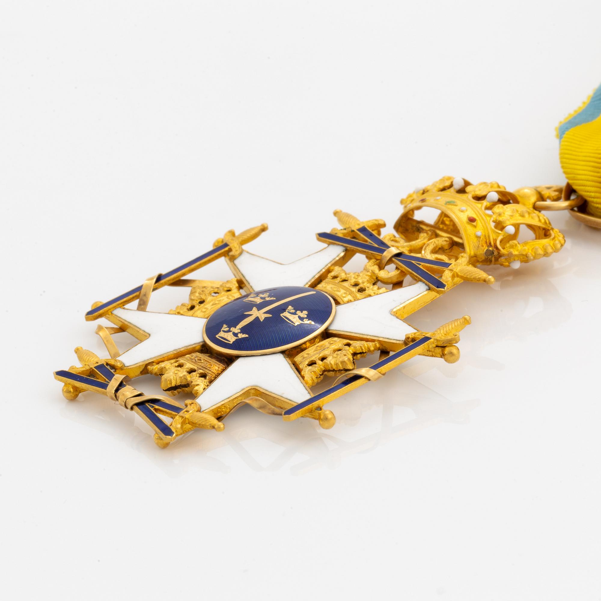 Svärdsorden, kommedörsset med halskors i 18 k guld och kraschan .