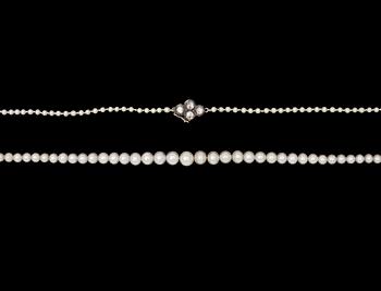 1100. COLLIER, doserade orientaliska pärlor, 5,3-1,8 mm, lås med rosenslipade diamanter, 1920-tal.