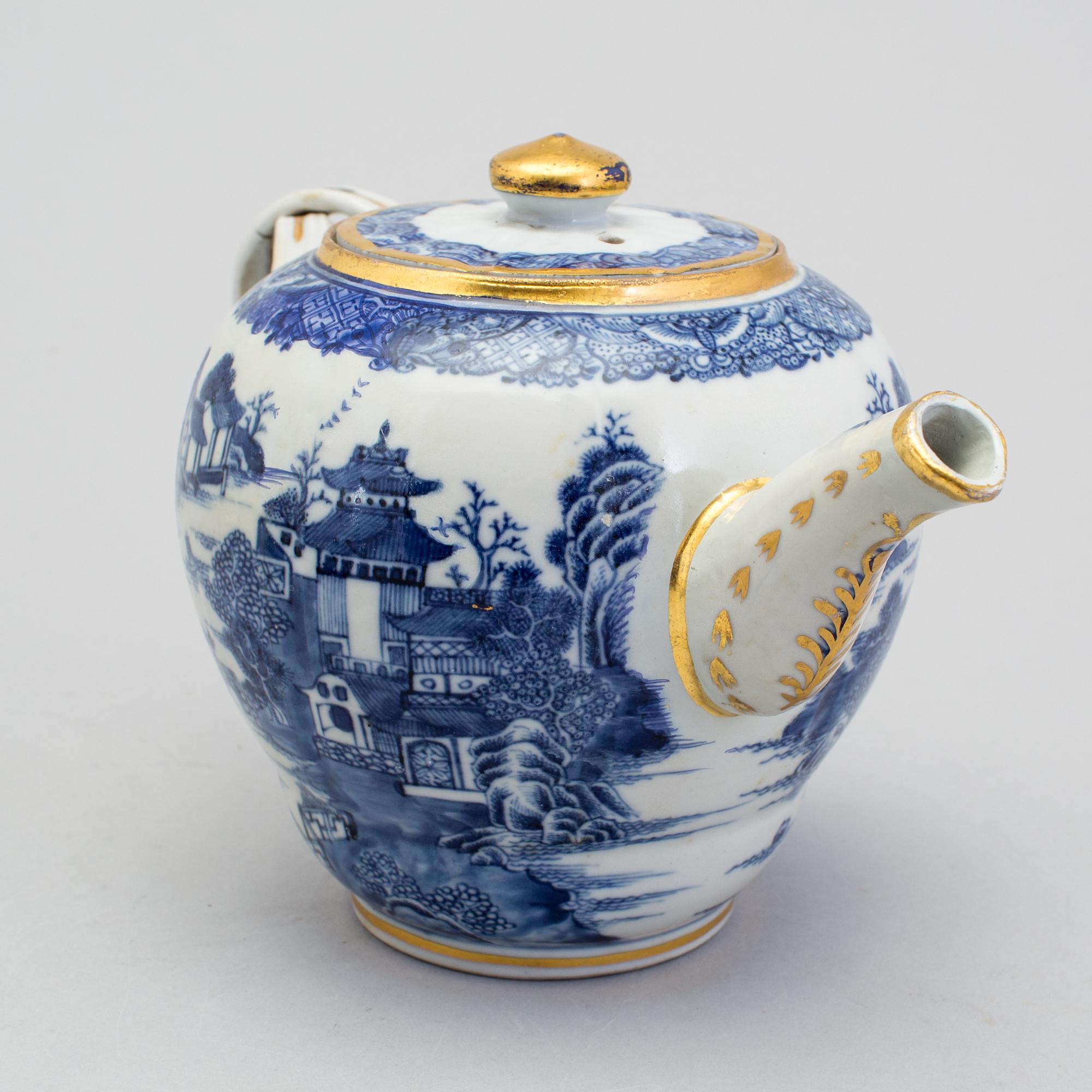 A Chinese export porcelain teapot and three dishes, circa 1800.