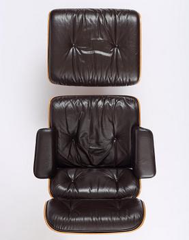 Charles & Ray Eames, an "Eames Lounge Chair" with ottoman, Vitra, late 1900s.