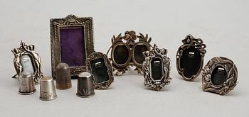MINIATYRRAMAR, 7 ST SAMT FINGERBORGAR, 4 st, silver, tidigt 1900-tal. Total vikt ca 129 g.