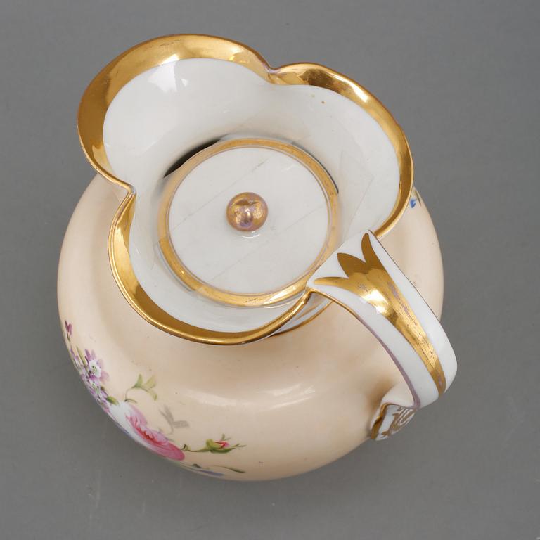 VATTENKANNA MED LOCK, porslin, Bing & Gröndahl, Danmark, omkring sekelskiftet 1800/1900.