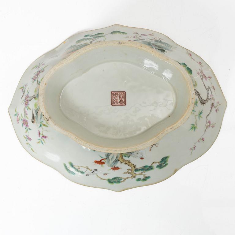 A Chinese famille rose porcelain dish, Qing dynasty, 19th century.