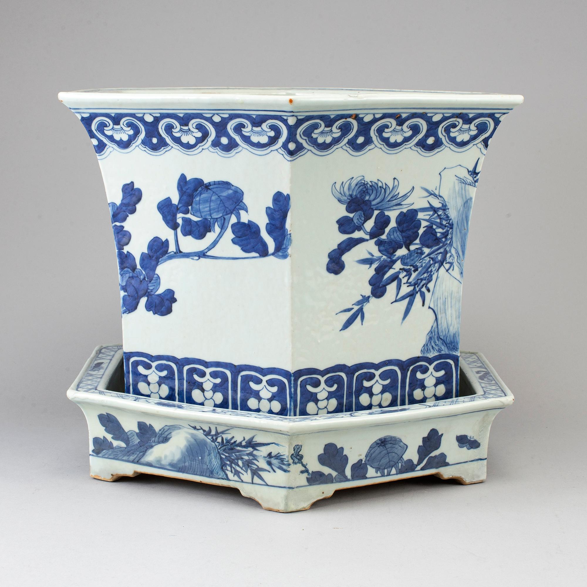 A blue and white flower pot with stand, Qing dynasty, Qianlong (1736-95).