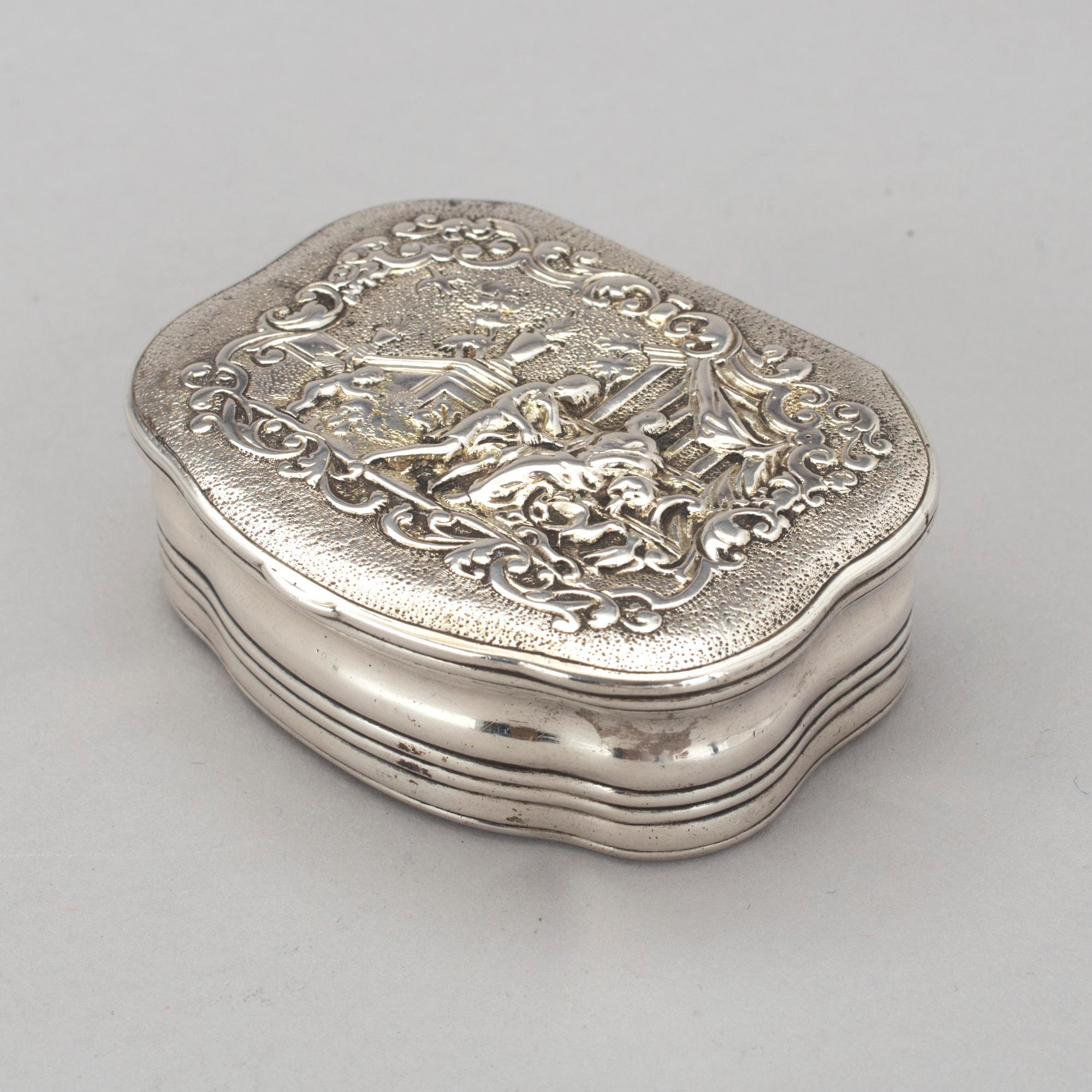 LUKTDOSA, silver, GBL, Stockholm, otydliga åldersstämplar, troligen 1800-talets andra hälft. Vikt ca 94 gram.